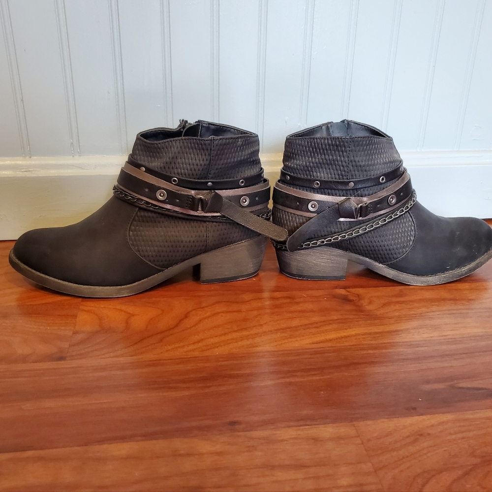 Cute gray ankle boots size 7